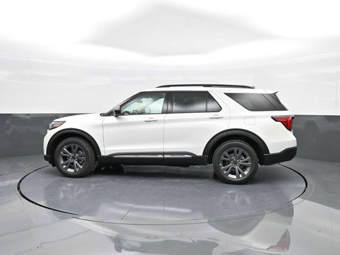Used 2025 Ford Explorer Active w/ Active Comfort Package image 5