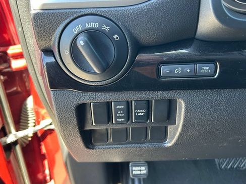 Used 2018 Nissan Titan SV w/ SV Convenience Package AWD/4WD image 23