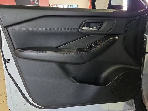 Used 2025 Nissan Rogue SV w/ SV Premium Package AWD/4WD image 17
