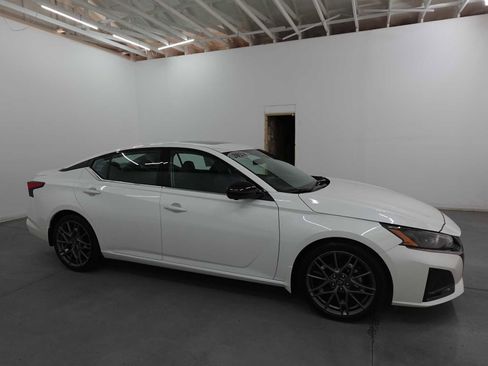 Used 2024 Nissan Altima 2.0 SR FWD image 4