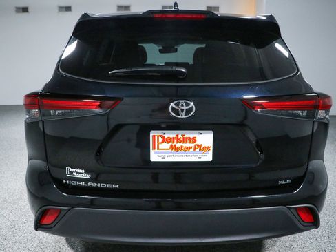 Used 2024 Toyota Highlander XLE FWD image 8