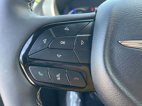 Used 2023 Chrysler Pacifica Limited w/ Uconnect Theater Family Group FWD image 37