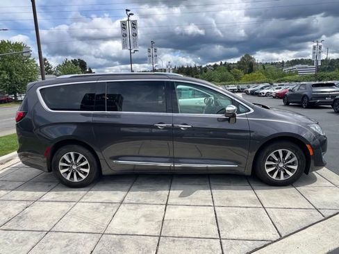 Used 2020 Chrysler Pacifica Limited w/ Advanced Safetytec Group FWD image 5