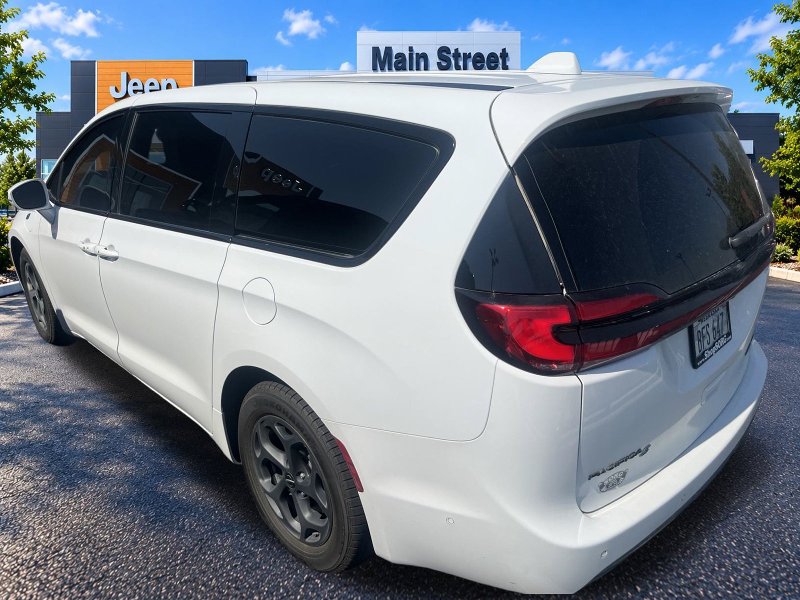 Used 2022 Chrysler Pacifica Limited w/ Uconnect Theater Family Group FWD image 16