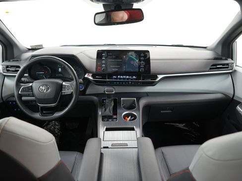 Used 2023 Toyota Sienna XSE FWD image 16