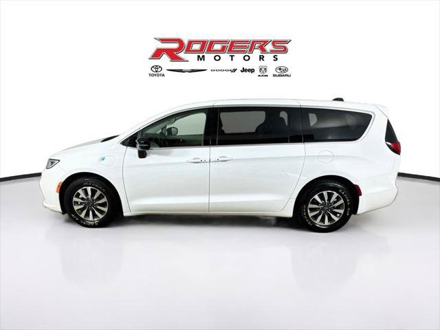 Certified 2024 Chrysler Pacifica Limited FWD image 4