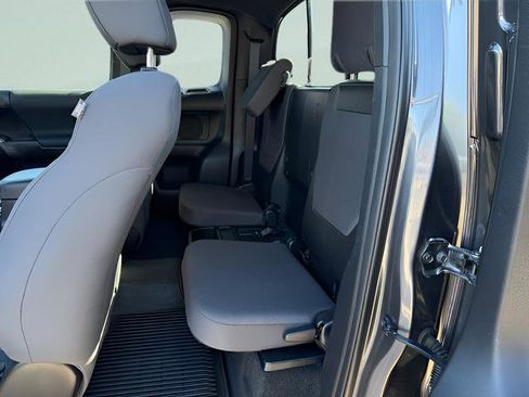 Used 2017 Toyota Tacoma TRD Sport w/ Tow Package (A/T) AWD/4WD image 5