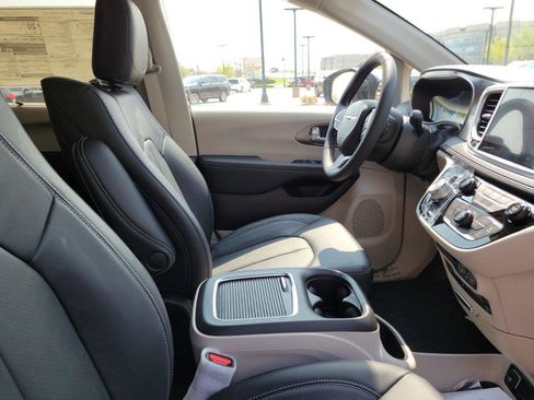 New 2022 Chrysler Pacifica Touring-L w/ Uconnect Theater Family Group image 7