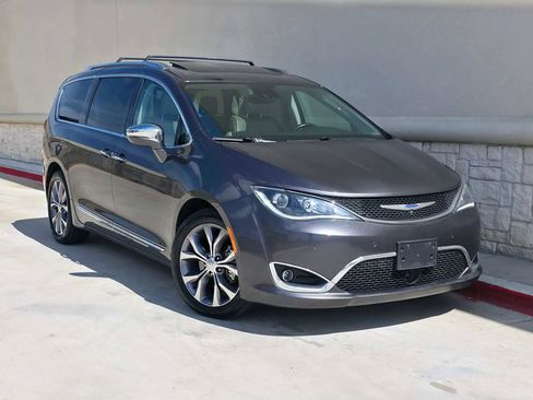 Used 2018 Chrysler Pacifica Limited w/ Tire & Wheel Group FWD image 1