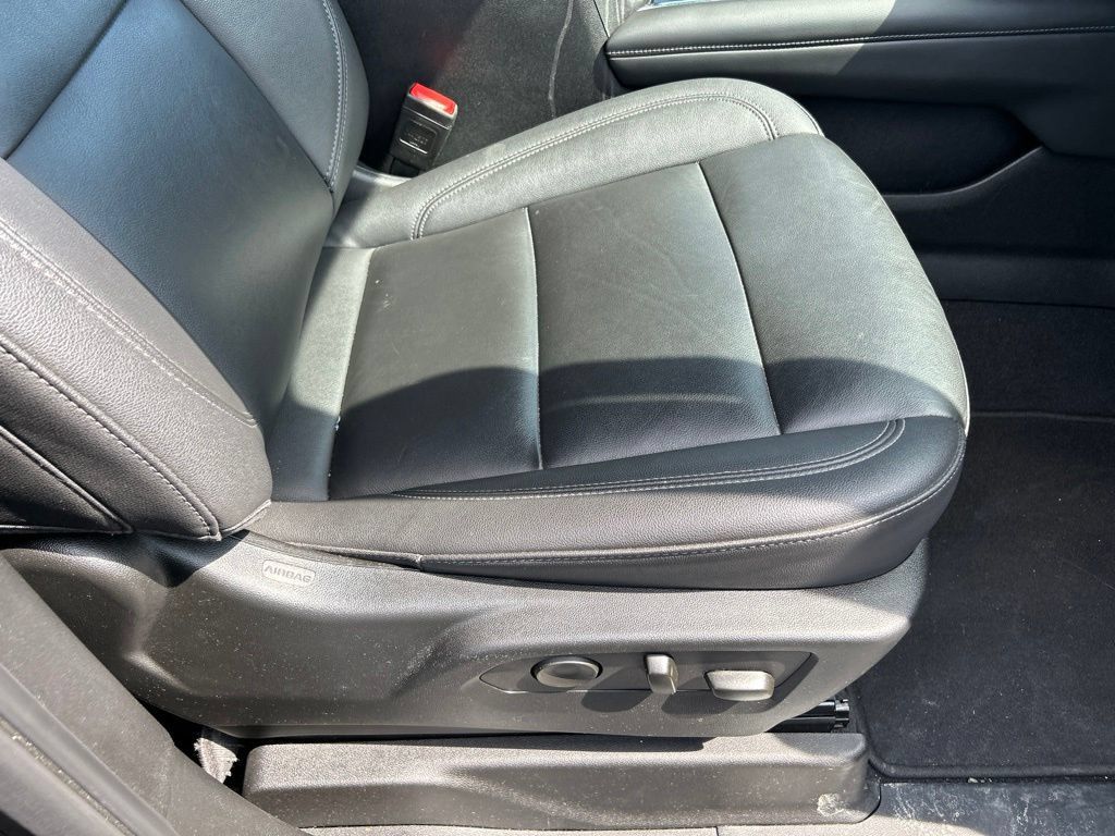 Used 2025 Chevrolet Suburban LT AWD/4WD image 38