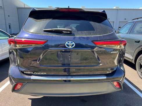 Used 2020 Toyota Highlander XLE AWD/4WD image 3