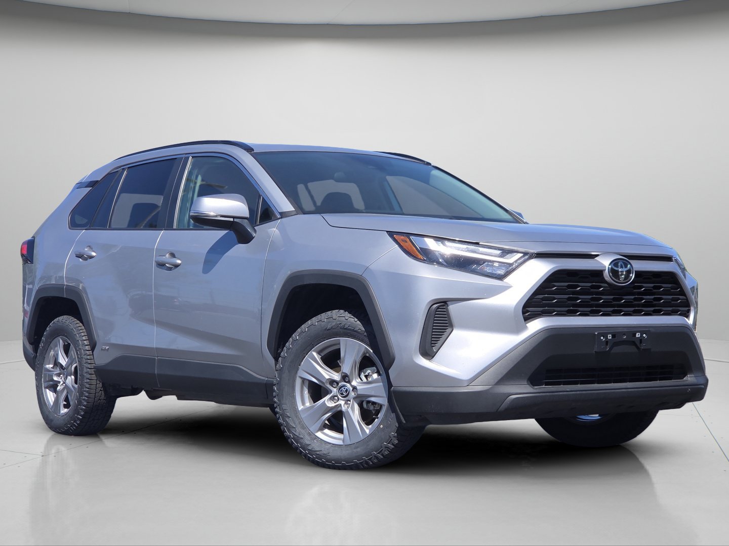 Used 2025 Toyota RAV4 XLE AWD/4WD image 2