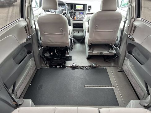Used 2017 Toyota Sienna XLE FWD image 15
