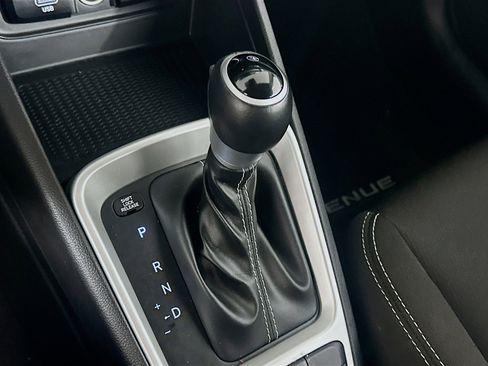 Used 2023 Hyundai Venue SEL image 23