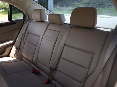 Used 2010 Mercedes-Benz E 350 4MATIC Sedan image 8