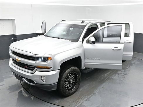 Used 2018 Chevrolet Silverado 1500 LT w/ All Star Edition image 46