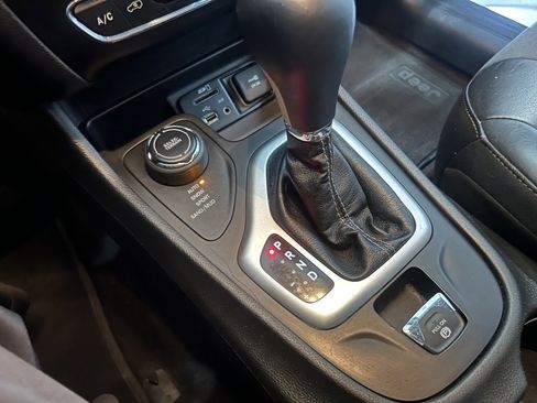 Used 2018 Jeep Cherokee Latitude Plus w/ Cold Weather Group image 25