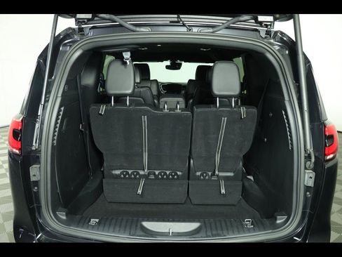 Used 2025 Chrysler Pacifica Select FWD image 12