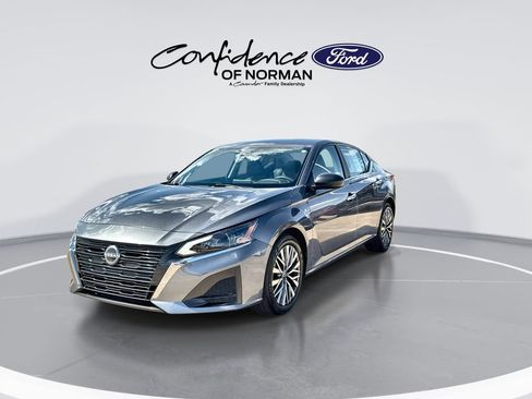 Used 2025 Nissan Altima 2.5 SV FWD image 3