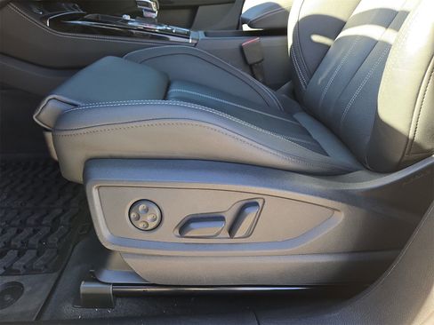 Used 2025 Audi Q5 e Premium Plus w/ Premium Plus Package image 17
