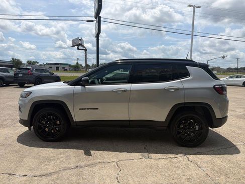 Used 2024 Jeep Compass Latitude w/ Convenience Group AWD/4WD image 7