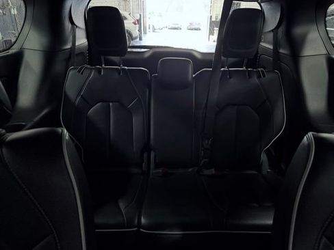 Certified 2025 Chrysler Pacifica Limited FWD image 23