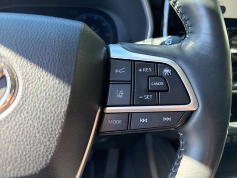 Used 2023 Toyota Highlander L image 16