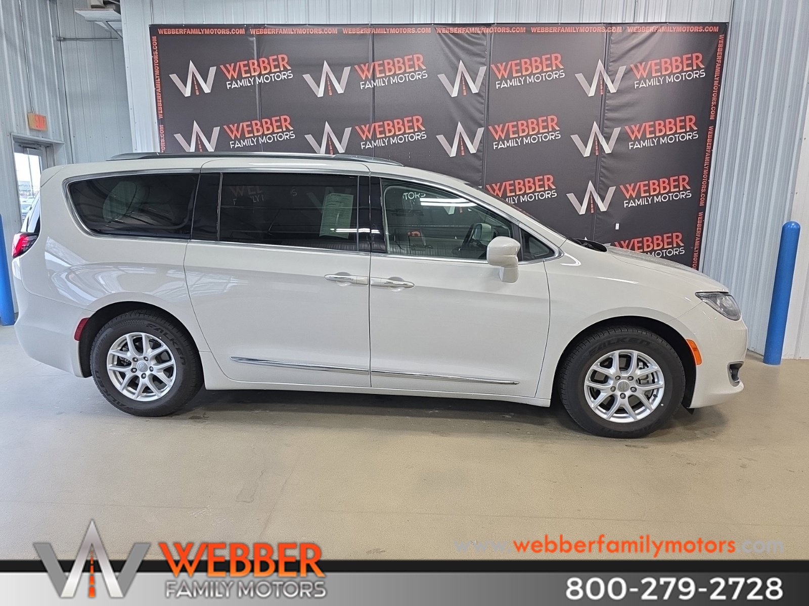 Used 2020 Chrysler Pacifica Touring-L FWD image 3