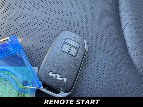 Used 2024 Kia Carnival EX image 11