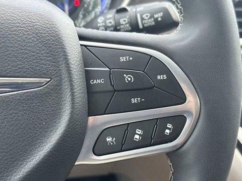 Used 2024 Chrysler Pacifica Touring-L FWD image 27