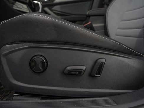 Used 2025 Volkswagen Jetta SE w/ Sunroof Package FWD image 19