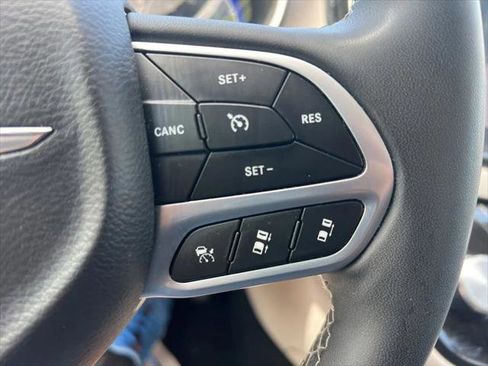 Certified 2023 Chrysler Pacifica Touring-L FWD image 64
