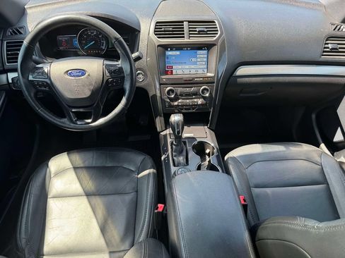 Used 2018 Ford Explorer XLT w/ Equipment Group 202A AWD/4WD image 12