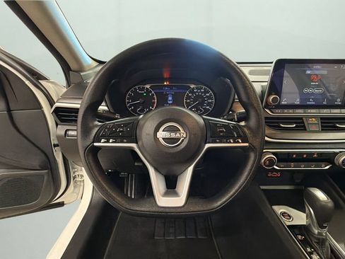 Used 2025 Nissan Altima 2.5 SV FWD image 12