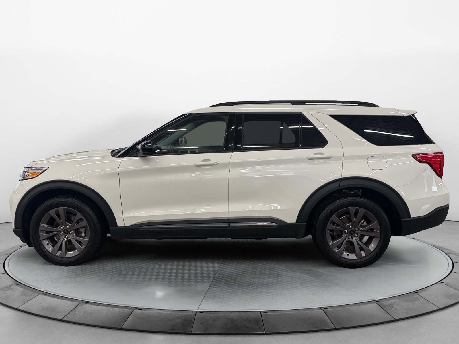Used 2022 Ford Explorer XLT w/ Equipment Group 202A AWD/4WD image 3