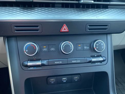 Used 2022 Kia Carnival LX image 18