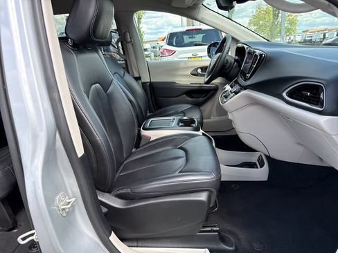 Used 2024 Chrysler Pacifica Touring-L FWD image 9