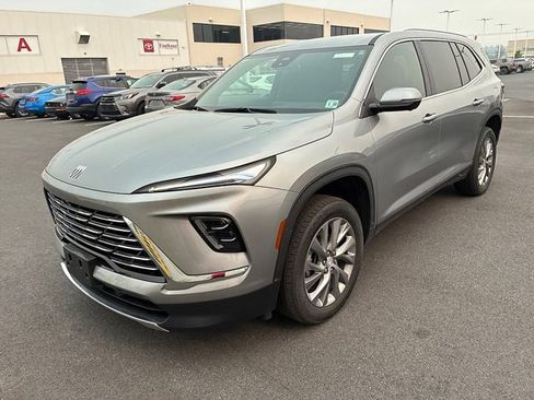 Used 2025 Buick Enclave Preferred AWD/4WD image 18