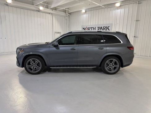 Used 2025 Mercedes-Benz GLS 450 4MATIC image 2