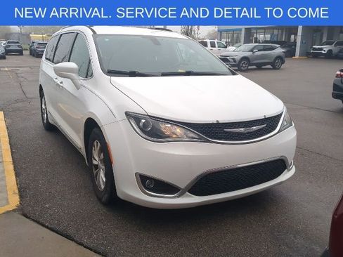 Used 2018 Chrysler Pacifica Touring-L image 10