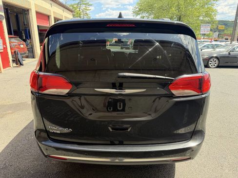 Used 2018 Chrysler Pacifica Touring-L FWD image 5