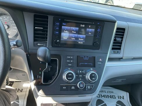 Used 2017 Toyota Sienna LE AWD/4WD image 28