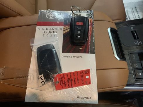 New 2026 Toyota Highlander Platinum image 9