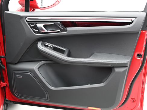 Used 2025 Porsche Macan image 27