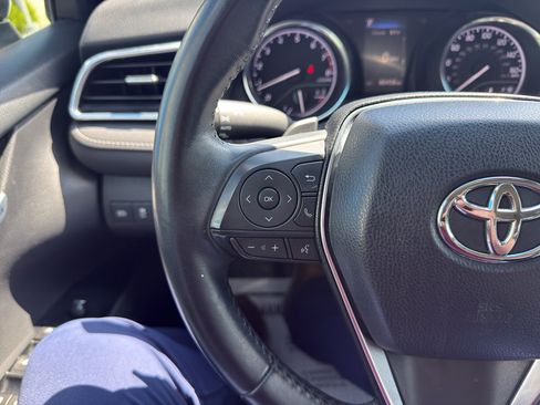 Used 2018 Toyota Camry SE FWD image 19