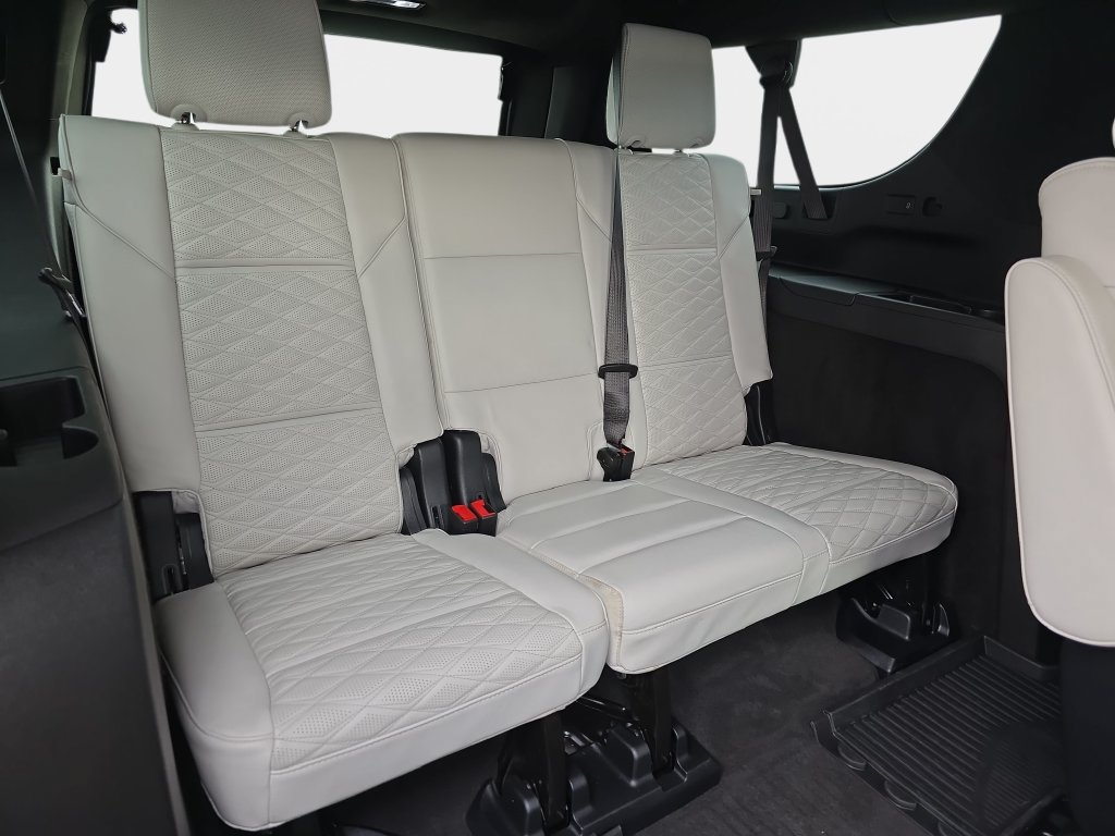 Used 2025 Cadillac Escalade ESV Sport Platinum w/ LPO, ONYX Package AWD/4WD image 16