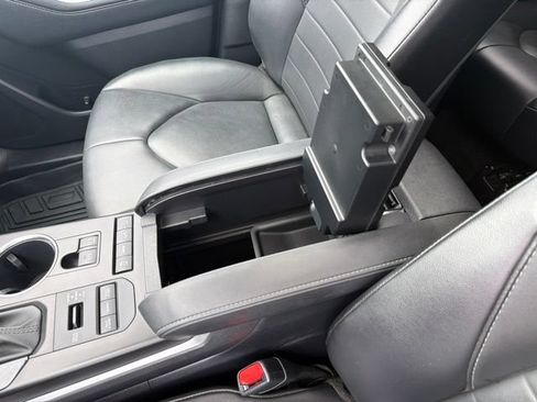 Used 2021 Toyota Highlander XLE AWD/4WD image 32