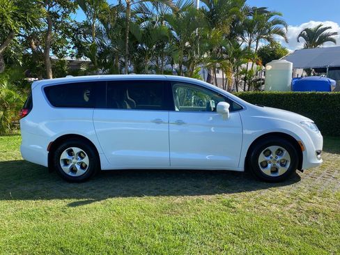 Used 2018 Chrysler Pacifica Touring Plus FWD image 8