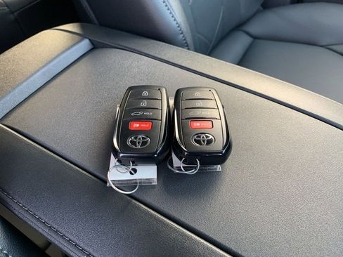 New 2026 Toyota Highlander Limited image 32