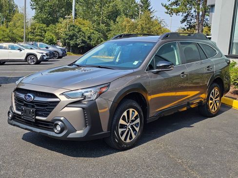 Used 2024 Subaru Outback Premium AWD/4WD image 3